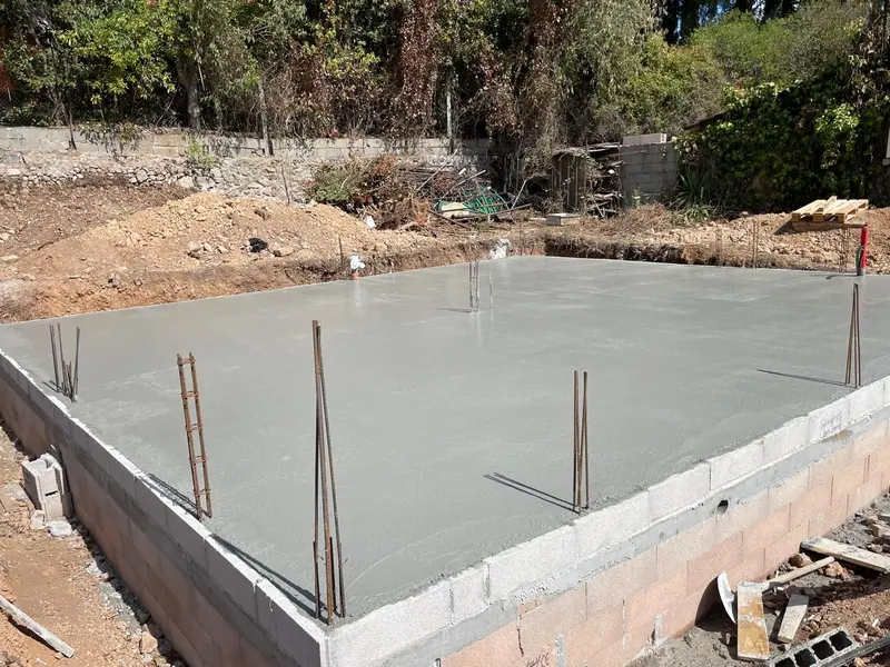 Dalle béton fraîchement coulée avec attentes d'armatures