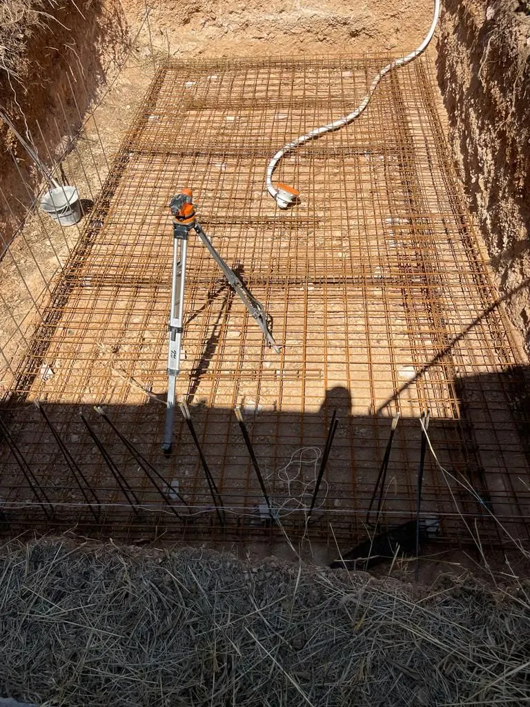 Treillis soudé et niveau laser sur chantier avant coulage de la dalle