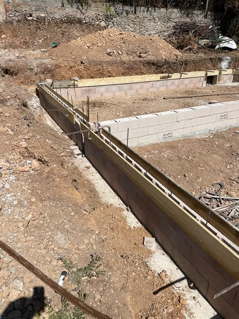 Tranchée de fondation coffrée avec premier rang de blocs béton