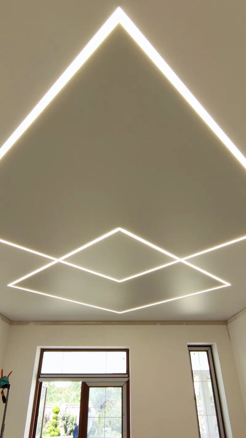 Plafond tendu blanc avec deux losanges lumineux LED encastrés dans un séjour