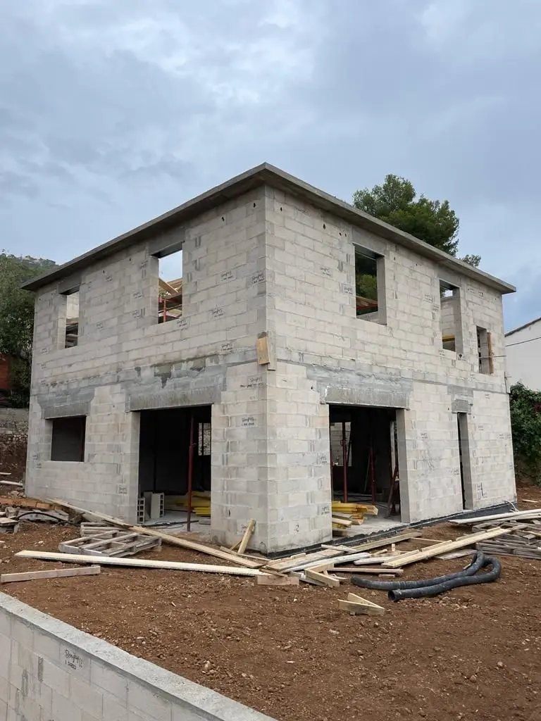 Maison à étage en blocs béton, murs montés avant la charpente