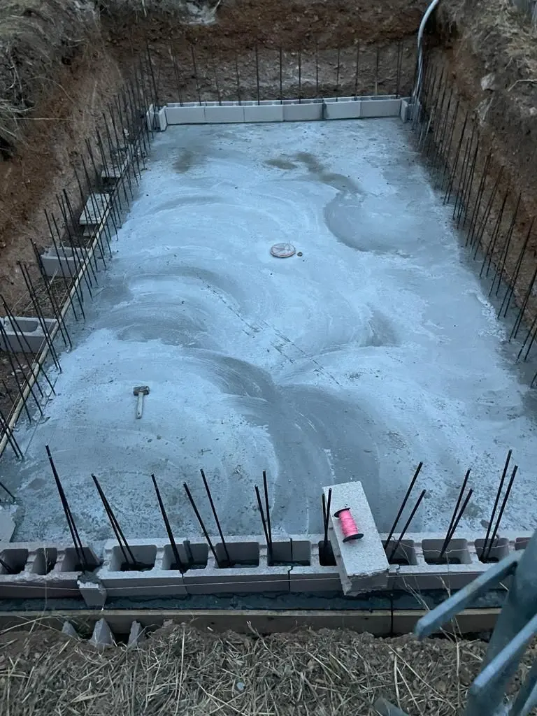 Radier béton d'une piscine avec attentes d'armatures en périphérie