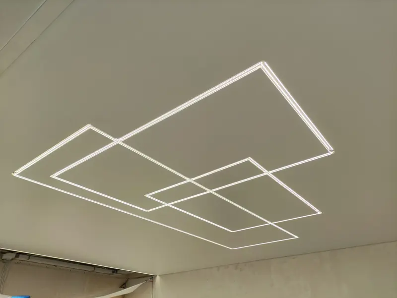 Plafond tendu avec plusieurs cadres lumineux LED entrelacés