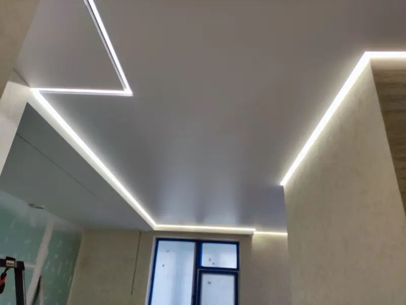 Plafond tendu avec lignes lumineuses LED suivant le contour de la pièce