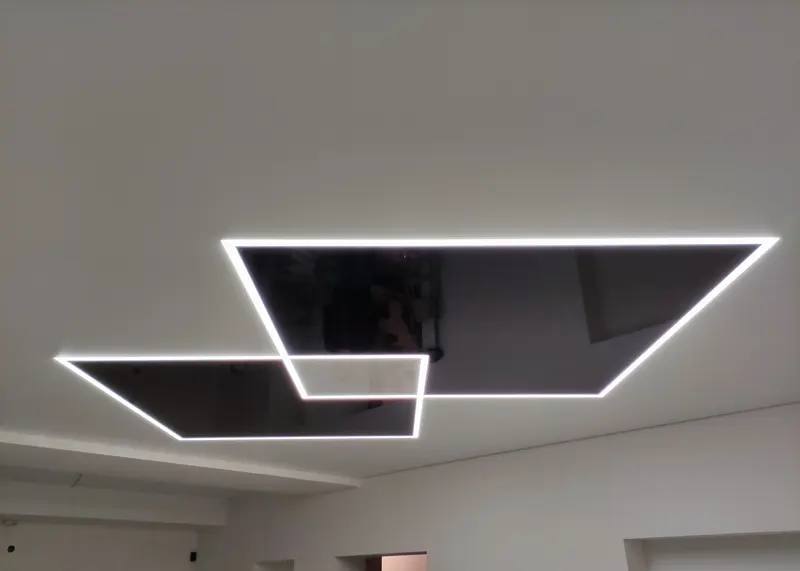 Plafond tendu laqué effet miroir avec cadres lumineux LED