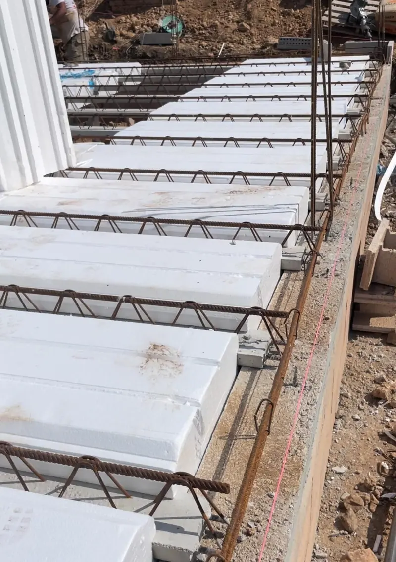 Plancher en poutrelles et hourdis avant coulage de la dalle de compression